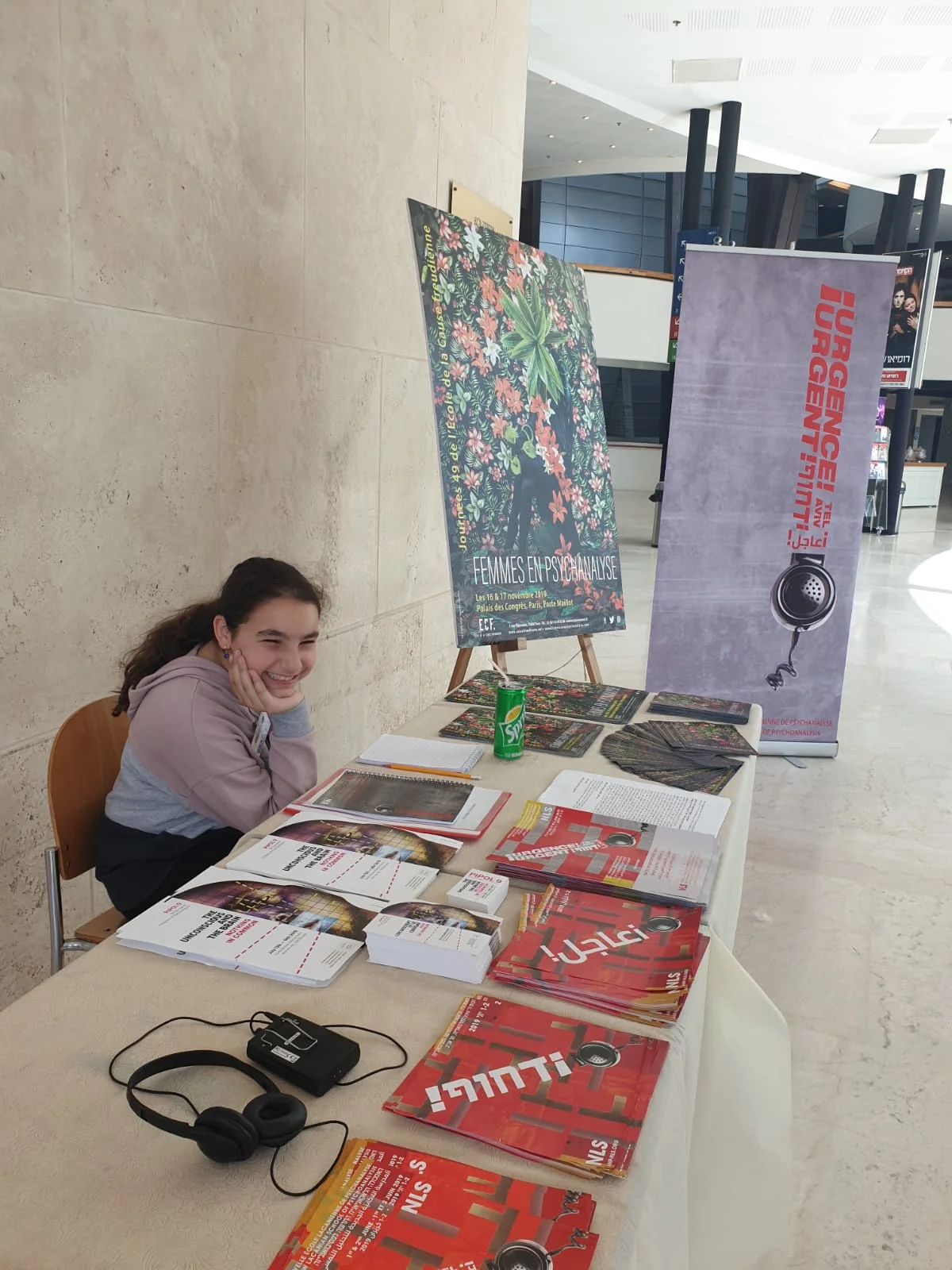 Raz, Accueil et Librairie